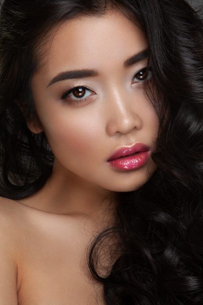 きれいな肌、ピンクの唇をクローズ アップ若い女性顔 - 写真・画像