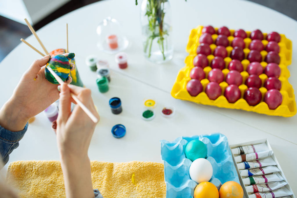Girl paints eggs for easter - Valokuva, kuva