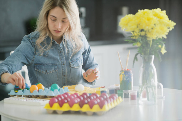 Girl paints eggs for easter - Fotoğraf, Görsel