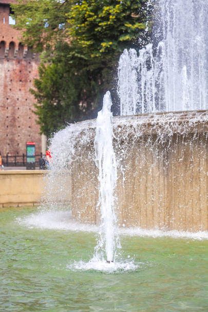 Brunnen vor dem Schloss Sforza in Mailand, Italien. - Foto, Bild
