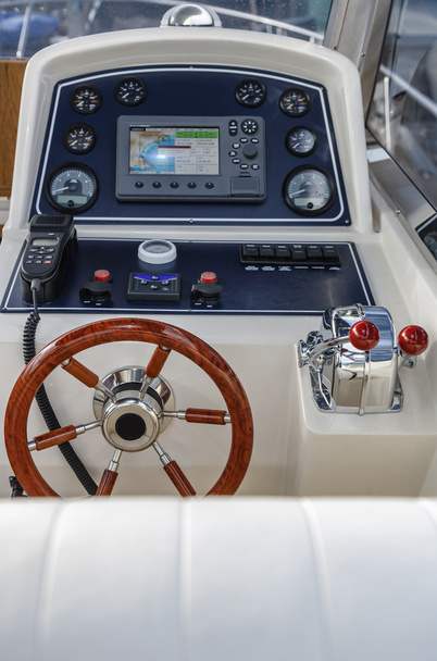 Console de conduite dans le cockpit au yacht de luxe
 - Photo, image