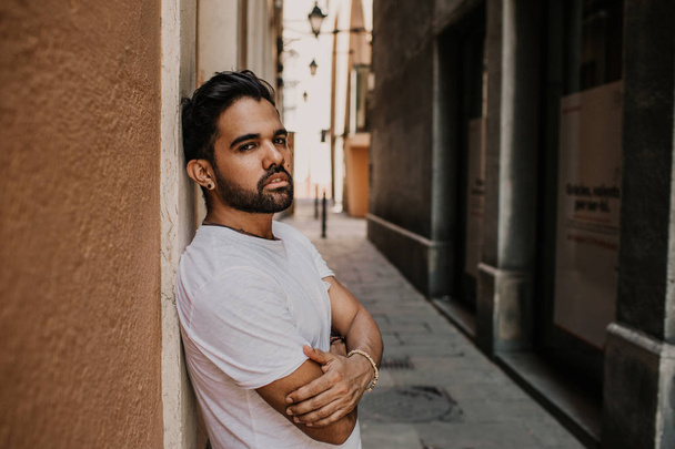 Traveler male discover a big europe city, travel and active lifestyle concept.Bearded hispanic Tourist Man in white tshirt enjoying old town. - Fotoğraf, Görsel