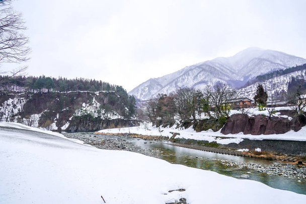 Les villages de Shirakawago et Gokayama font partie du patrimoine mondial de l'UNESCO. Ferme dans le village et montagne derrière
. - Photo, image