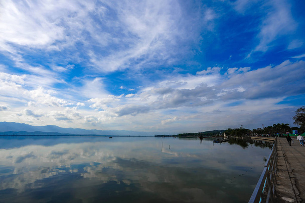 クワンパヤオ;タイ北部パヤオ県にある湖。川、雲、空の 3 分の 2 のルールで撮影. - 写真・画像