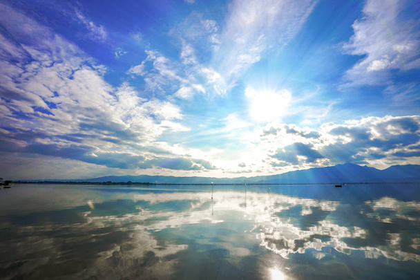 Kwan Phayao ; un lac dans la province de Phayao, au nord de la Thaïlande. Tir avec la règle des tiers entre le fleuve, le nuage et le ciel
. - Photo, image