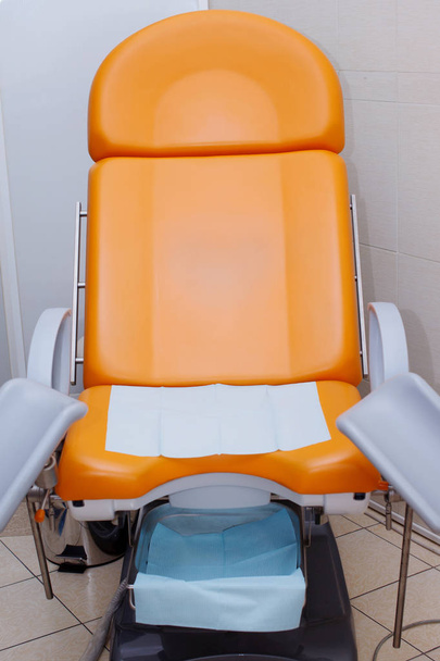 Gele gynaecologische stoel in het ziekenhuis - Foto, afbeelding