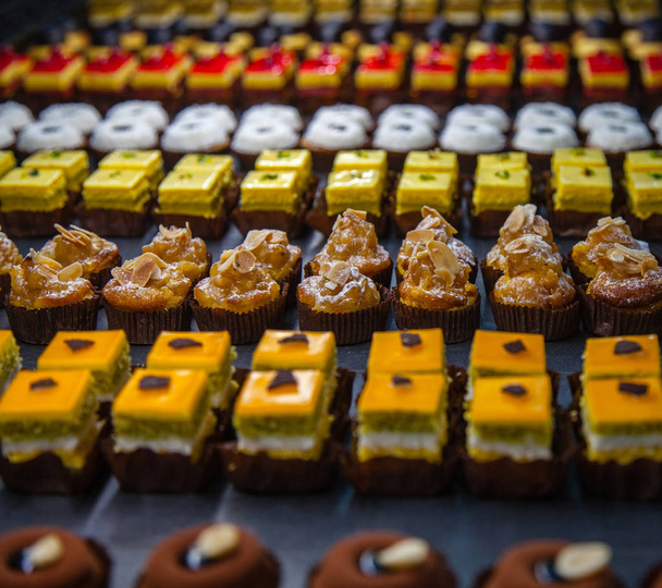 exposição de doces de pastelaria italianos
 - Foto, Imagem