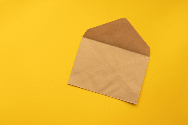 Carte postale. Kraft enveloppe en papier brun
.  - Photo, image