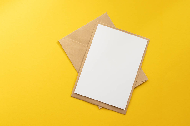 Puste, białe karty z szablon koperty papier pakowy brązowy makieta - Zdjęcie, obraz