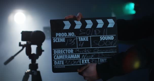 Tiro médio da equipe de produção insinuando a equipe para iniciar o rolo da câmera
 - Filmagem, Vídeo