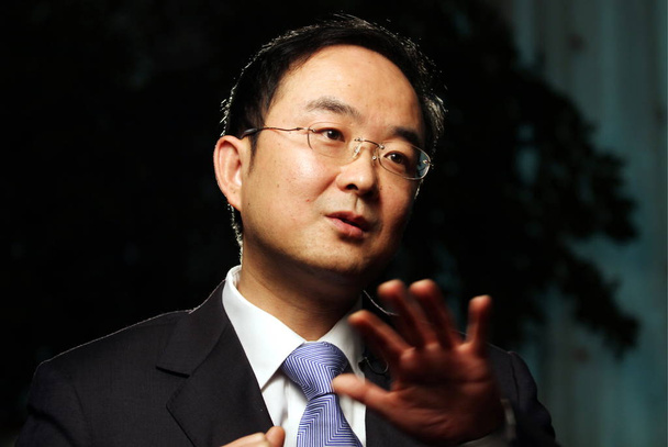 An Conghui, Vice President of Geely Holding Group and General Manager of Zhejiang Geely Automobile Co., Ltd., speaks during an interview at the headquarters of Geely in Ningbo city, east Chinas Zhejiang province, 8 March 2010 - Foto, immagini