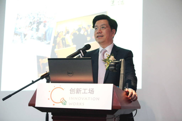 Kai-Fu Lee, Voorzitter en Chief Executive Officer van innovatie Works, spreekt op een persconferentie voor de eerste verjaardag van innovatie werkt in Beijing, China, 8 september 2010 - Foto, afbeelding