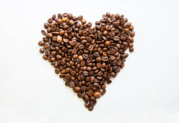 heart made of coffee beans - Фото, зображення