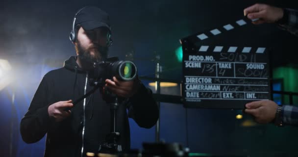 Filmteam dreht Aufnahme einer Szene im Studio - Filmmaterial, Video