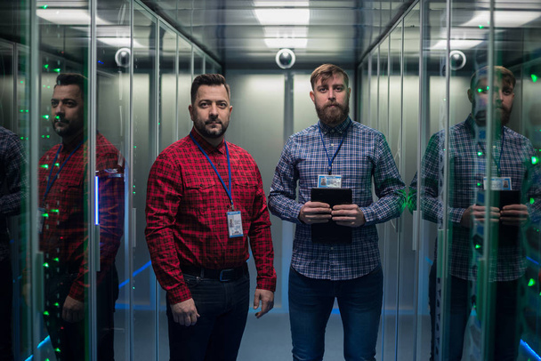 Дорослі бородаті інженери в серверній кімнаті
 - Фото, зображення