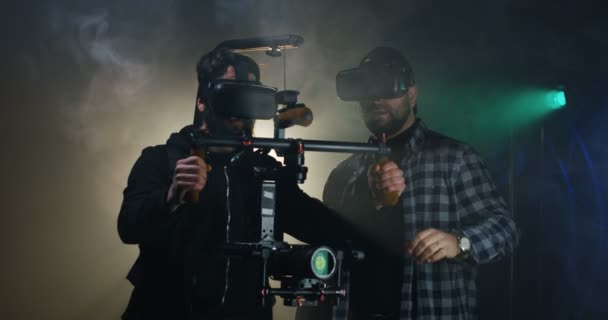 Camarógrafos en gafas VR trabajando en set de película
 - Metraje, vídeo
