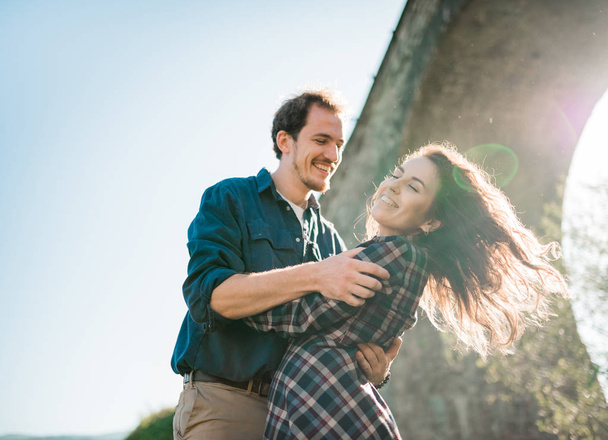 Любящая фотографировать влюбленная пара смеется летом на открытом воздухе
 - Фото, изображение