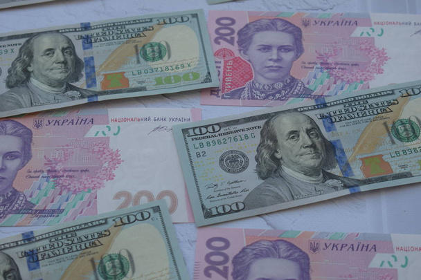Amerikai száz dolláros bankjegy és ukrán hryvnas - Fotó, kép