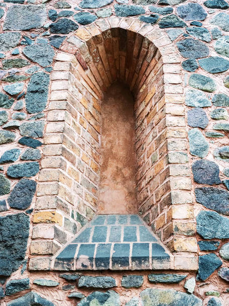 Gat in de muur van de middeleeuwse kasteel versterkingslijn, die voor grunge look - Foto, afbeelding
