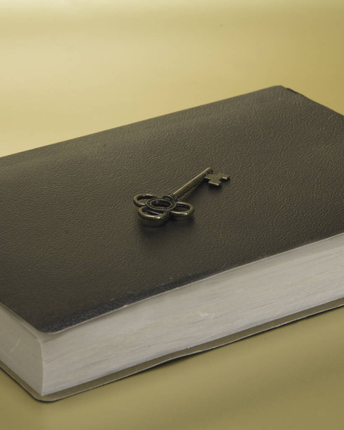 Book with key to illustrate wisdom and knowledge - Fotoğraf, Görsel