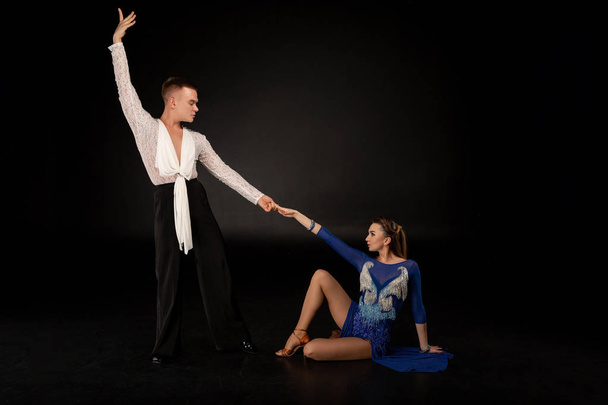 Cheerful young dancing couple posing in studio - Zdjęcie, obraz