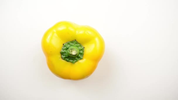 rotující žlutá paprika proti bílé - režijní dolly vlevo - Záběry, video