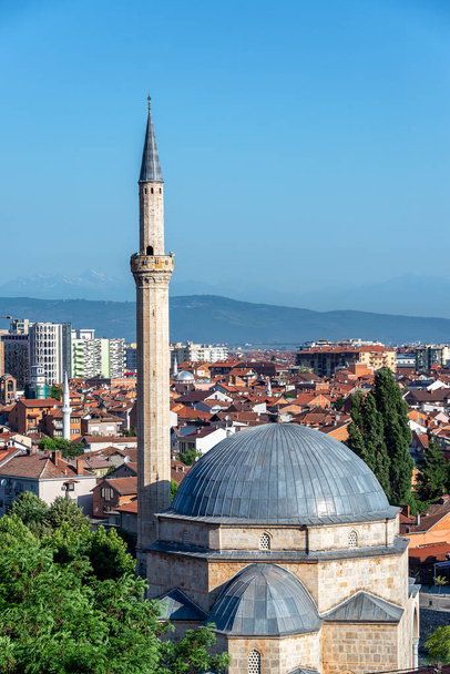 Vista de la Mezquita Sinan Pasha con un paisaje urbano de Prizren, Kosovo en el fondo
 - Foto, Imagen
