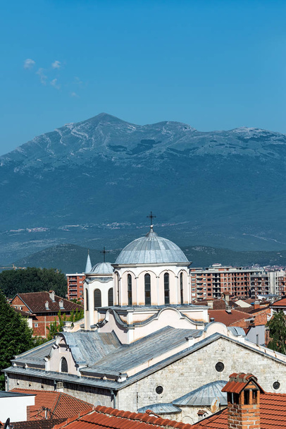 Vista de la Catedral de San Jorge en Prizren, Kosovo con los Alpes albaneses en el fondo
 - Foto, Imagen