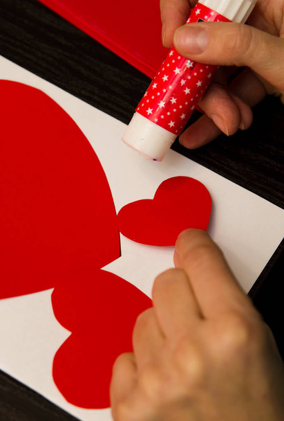 Жіночих рук зайнятий з Валентина папери серця вирізу.  - Фото, зображення