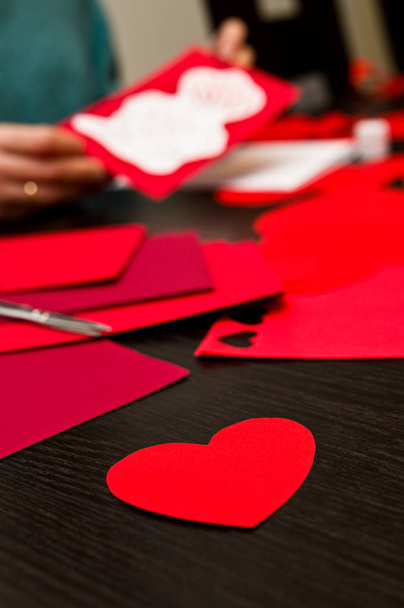 Kobiecych rąk zajęty z serca na Walentynki papieru wycięcia.  - Zdjęcie, obraz