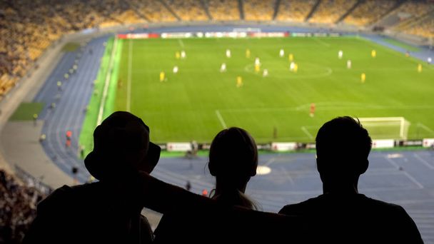 Geconcentreerd fans kijken voetbalveld, gevaarlijk moment, juichen team - Foto, afbeelding