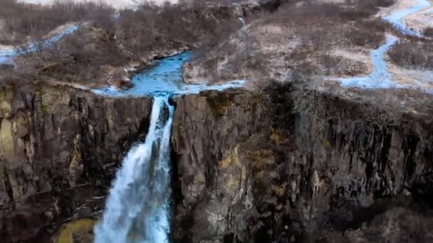 Svartifoss wodospad położony w Parku Narodowego Vatnajökull w Islandii z lotu ptaka - Materiał filmowy, wideo