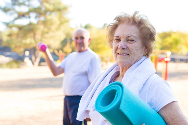 starší lidé dělají Outdoorové sporty - Fotografie, Obrázek