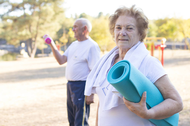 Ältere Menschen treiben Outdoor-Sport - Foto, Bild