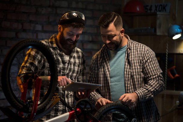 Dos mecánicos hablando en un taller
 - Foto, Imagen