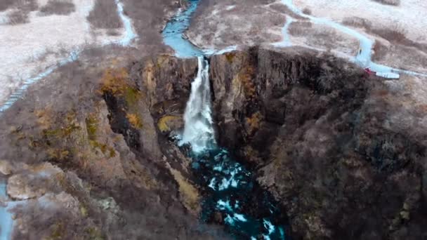 Svartifoss wodospad położony w Parku Narodowego Vatnajökull w Islandii z lotu ptaka - Materiał filmowy, wideo
