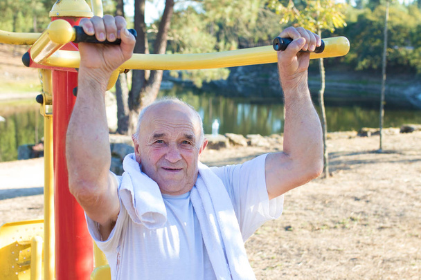 Yaşlı insanlar açık havada spor yapıyor - Fotoğraf, Görsel
