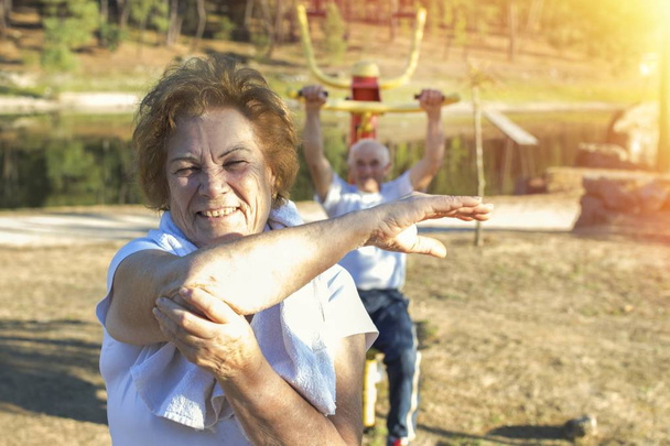 пожилая женщина занимается спортом на открытом воздухе, пары
 - Фото, изображение