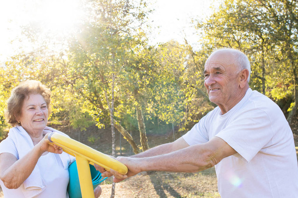 šťastní starší lidé, kteří dělají venkovní sporty, dvojice - Fotografie, Obrázek