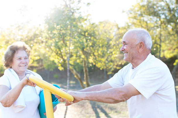 glückliche ältere Menschen, die Outdoor-Sport treiben, Paare - Foto, Bild