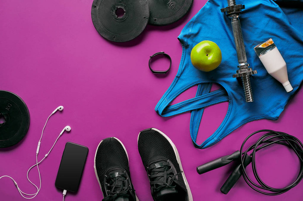 Fitness weibliches Outfit Hintergrund Ansicht von oben. Sportbekleidung und -ausrüstung für Frauen, aktiver Lebensstil - Foto, Bild