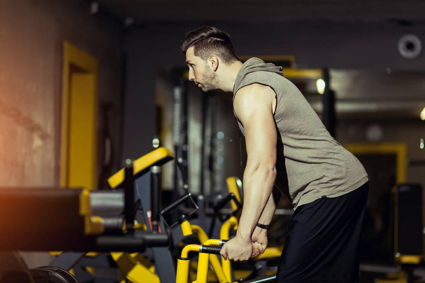 Conceito Força de energia Estilo de vida saudável Esporte Poderoso Muscular homem trabalhando no ginásio fazendo exercícios em
 - Foto, Imagem