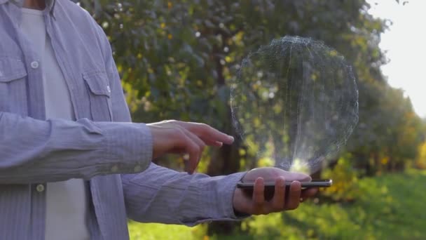 Hombre irreconocible muestra holograma conceptual con texto Comunicación
 - Imágenes, Vídeo