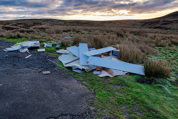  Trestní Flytipping silnice dumpingu a znečišťující na jednom z Scotlands nejkrásnější kopce krajiny poblíž Largs na západním pobřeží Skotska. - Fotografie, Obrázek