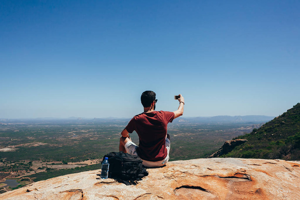 Mann oben auf dem Berg genießt die Landschaft. Freiheitsbegriff - Foto, Bild