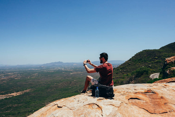 Hombre en la cima de la montaña disfrutando del paisaje. Concepto de libertad
 - Foto, imagen