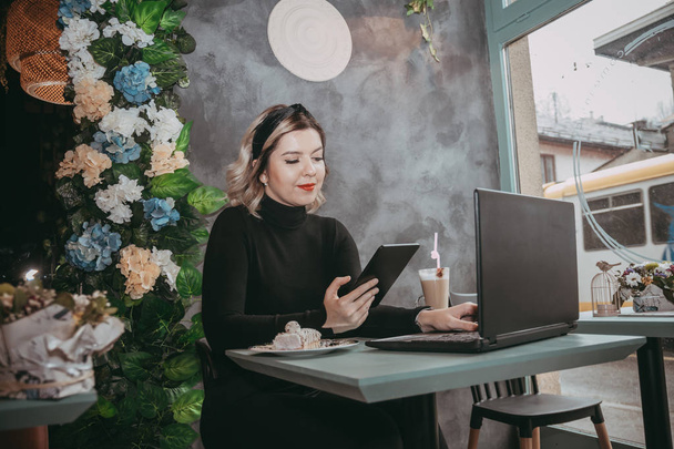 Girl typing on laptop and drink coffee - Zdjęcie, obraz