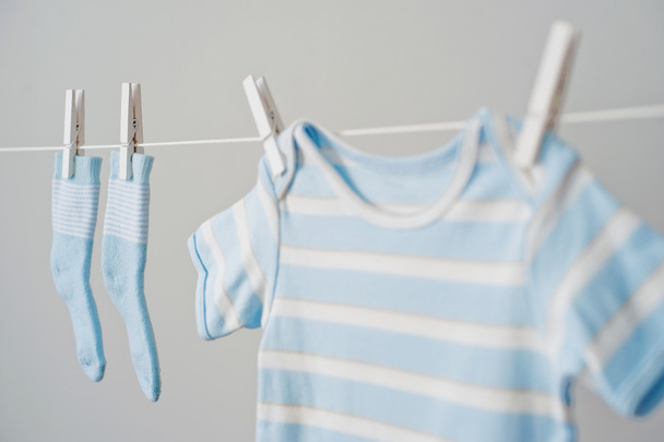 modré dětské oblečení na prádelní šňůru - Fotografie, Obrázek