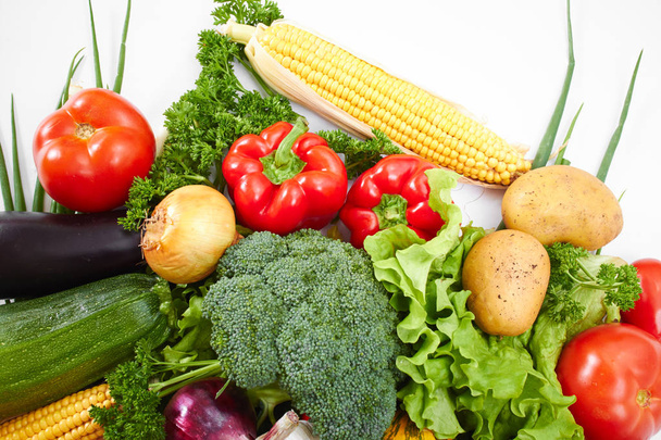 hromada čerstvé zeleniny izolovaných na bílém pozadí, close-up, zdravé koncept - Fotografie, Obrázek