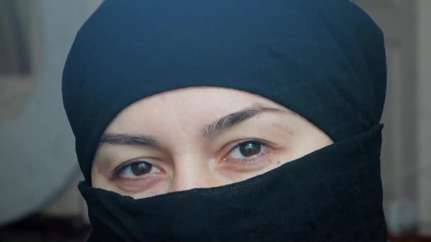 Gyönyörű arab lány portréja. A hidzsáb az iszlám nő néz a kamerába. - Felvétel, videó